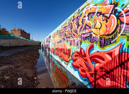 Blick auf die Wandmalereien an Wand an der Marine Parade Graffiti Wall in Leith, Schottland gemalt, Stockfoto