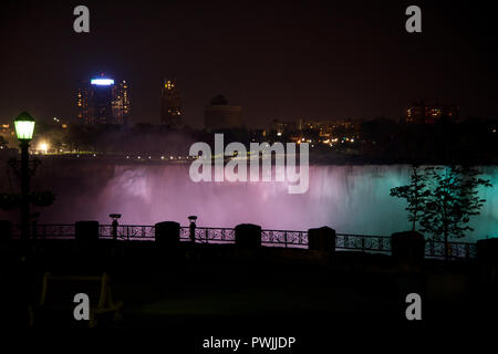 NIAGARA FALLS, ONTARIO, Kanada - 21. MAI 2018: Niagara Falls erleuchtet die Nacht fällt auf den Kanadischen und Amerikanischen Seiten Stockfoto