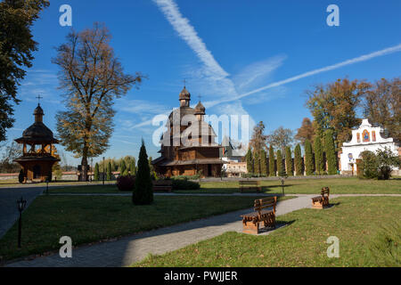 Alten Basilianischen Kloster unter den Baum in Krekhiv, Region Lwiw in der Ukraine. Im 16. Jahrhundert 1618 y etabliert. Stockfoto