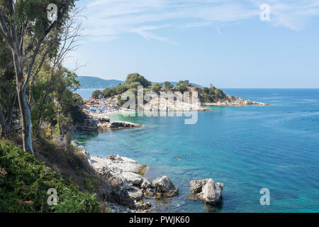 Kleiner Strand, der von der schönen Küstenort Kassiopi im Nordosten von Korfu Stockfoto