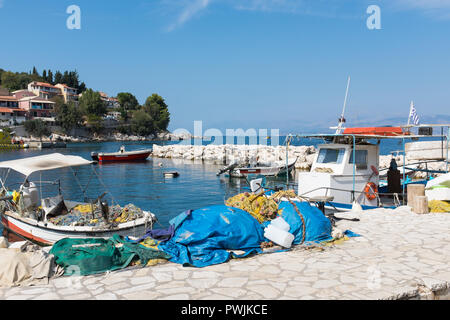 Fischerboote im Hafen von Kassiopi im Nordosten von Korfu günstig Stockfoto