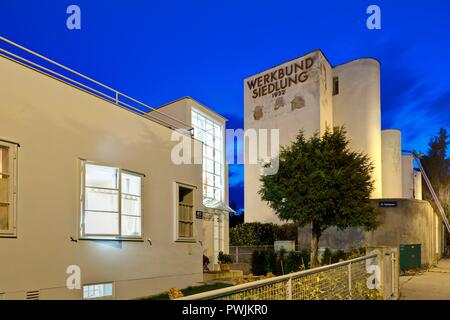 Wien, Werkbundsiedlung, Veitingergasse 87, 89, 91 und 93, Häuser von André Lurçat (Hintergrund) Stockfoto