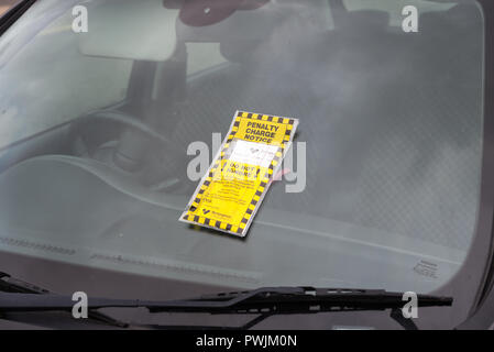 Stornogebühren Ankündigung oder Parken Ticket von der Birmingham City Council verbundenen auf die Windschutzscheibe eines Autos in Birmingham Stockfoto