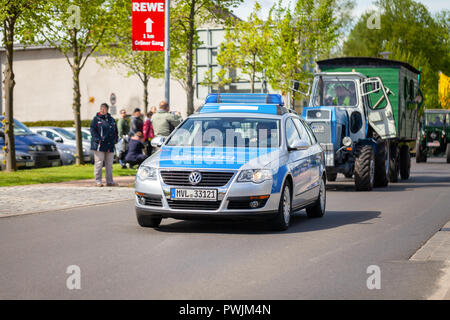 Offenbach/Deutschland - Mai 1, 2018: Die Deutsche Polizei Auto fährt auf einer Straße bei einer Oldtimer-show Stockfoto