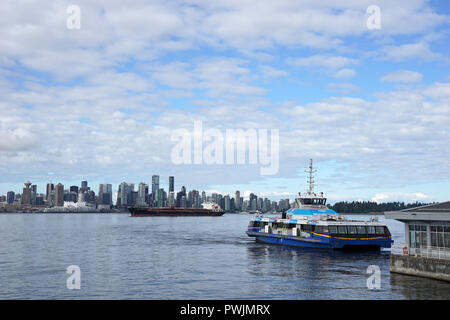 Seabus auf dem Weg in die Innenstadt von Vancouver aus der North Shore, Vancouver, BC, Kanada Stockfoto