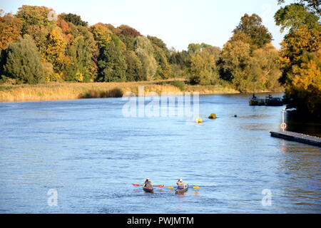 Herbst Wasser Getue Bäume Sonne Stockfoto