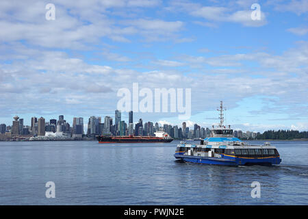 Seabus auf dem Weg in die Innenstadt von Vancouver aus der North Shore, Vancouver, BC, Kanada Stockfoto