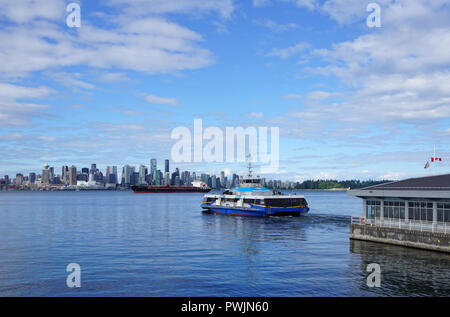 Seabus auf dem Weg in die Innenstadt von Vancouver aus der North Shore, Vancouver, BC, Kanada Stockfoto