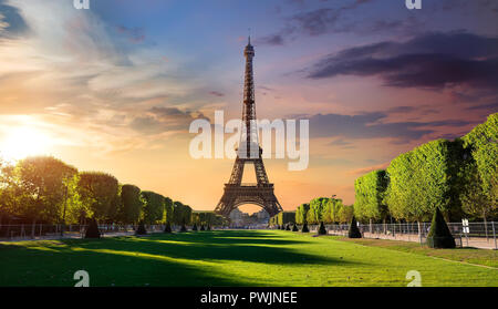 Bewölkt Sonnenaufgang und Eiffelturm auf Chaps de Mars in Paris, Frankreich Stockfoto