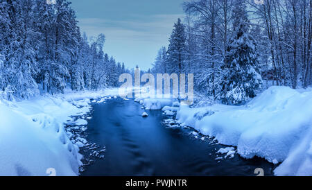 Lappland im Winter Landschaft mit Fluss und verschneiten Wald. Tiefe unberührter weißer Schnee am Flussufer. Fantastisches Eis und Frost natürlichen Dekor auf Stockfoto