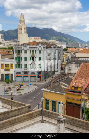 Blick von der hängende Garten von Vila Do Conde (Jardim Suspenso do Valongo) mit dem Glockenturm von der zentralen Station, Rio de Janeiro, Brasilien, Südamerika Stockfoto