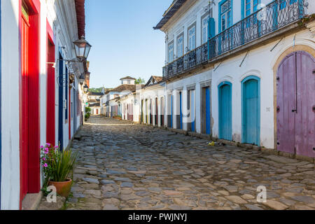 Straßen und Häuser aus der Kolonialzeit im historischen Zentrum von Paraty, Brasilien, Südamerika Stockfoto