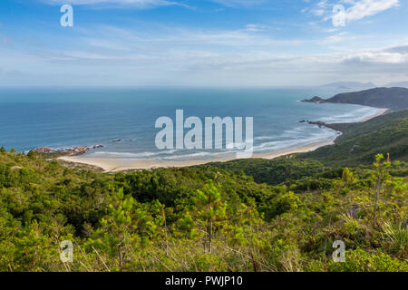 Blick von einem Aussichtspunkt über Galhetas Strand und Mole Strand, Florianópolis, Santa Catarina, Brasilien, Südamerika Stockfoto