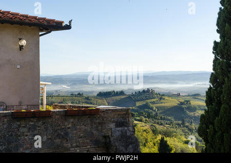 Morgennebel durch die sanften Hügel im Dorf San Gimignano in der Toskana, Italien Stockfoto