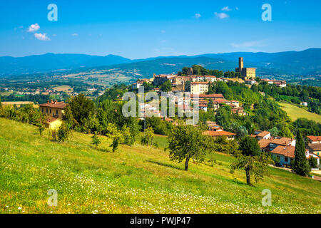 Poppi mittelalterlichen Dorf und Schloss Panoramablick. Casentino Arezzo, Toskana Italien Europa. Stockfoto