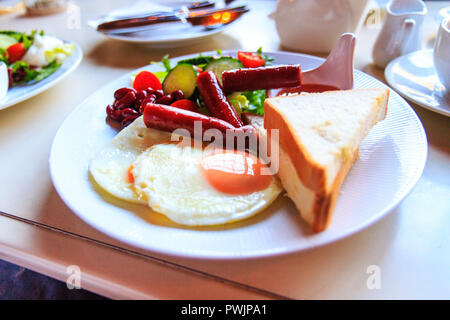 Englisches Frühstück, Eier, Würstchen, Toast und Bohnen Stockfoto