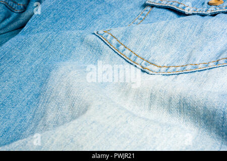 Blau gewaschen verwaschene Jeans Textur mit Nieten, Schnallen, Knöpfe und Nieten, Kleidungsstücken, Makro, Nahaufnahme Stockfoto