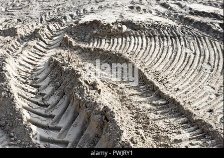 Traktor und Bulldozer Titel auf einer Baustelle. Stockfoto