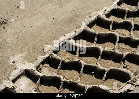 In der Nähe von Reifen Spur im Sand Stockfoto