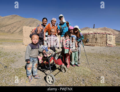 Touristen an den kirgisischen Jurtencamp, Pshart Tal, Tadschikistan Stockfoto