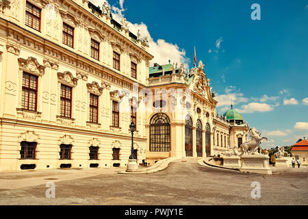 Statue in der Vorderseite des Oberen Belvedere in Wien City, der Hauptstadt von Österreich. Stockfoto