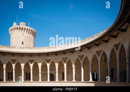 Model posiert im Schloss Bellver - Mittelalterliche fofrtress in Palma de Mallorca, Balearen, Spanien Stockfoto