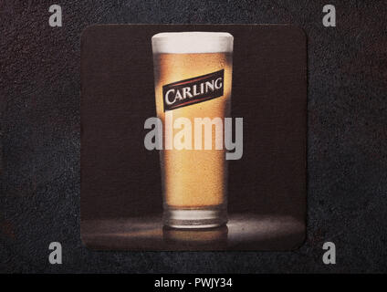 LONDON, UK - 22. AUGUST 2018: Carling lager Papier Bier beermat Coaster auf schwarzem Hintergrund. Stockfoto