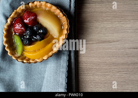 Ansicht von oben französischer Obstkuchen frisch von der Bäckerei sitzen auf einem Tuch Serviette Stockfoto
