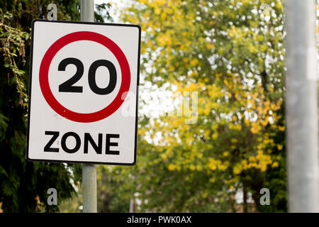 Straßenschild mit 20 km/h Höchstgeschwindigkeit Stockfoto