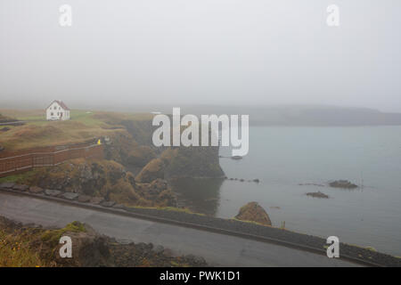 Arnarstapi, einem kleinen Fischerdorf am Fuße des Mt. Stapafell zwischen Hellnar Dorf und Breiðavík Farmen, in Island. Stockfoto