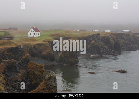 Arnarstapi, einem kleinen Fischerdorf am Fuße des Mt. Stapafell zwischen Hellnar Dorf und Breiðavík Farmen, in Island. Stockfoto