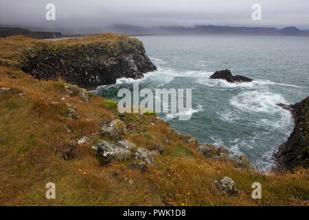 Arnarstapi, einem kleinen Fischerdorf am Fuße des Mt. Stapafell zwischen Hellnar Dorf und Breiðavík Farmen, in Island. Stockfoto