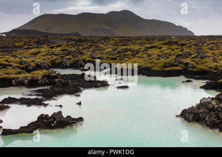 Erdwärme erhitzte Wasser in der Nähe des beliebten Reiseziel, die Blaue Lagune Spa in Grindavík, Island. Stockfoto