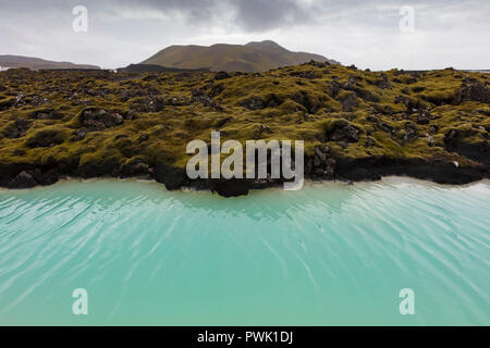 Erdwärme erhitzte Wasser in der Nähe des beliebten Reiseziel, die Blaue Lagune Spa in Grindavík, Island. Stockfoto