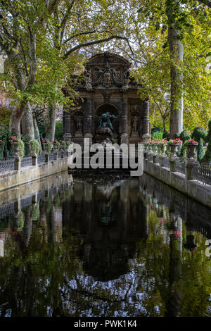 Fontaine Medicis - die Medici Brunnen ist ein historischer Brunnen wie eine Grotte erinnert an die Boboli Gärten in Italien wo Marie de Medici entworfen Stockfoto