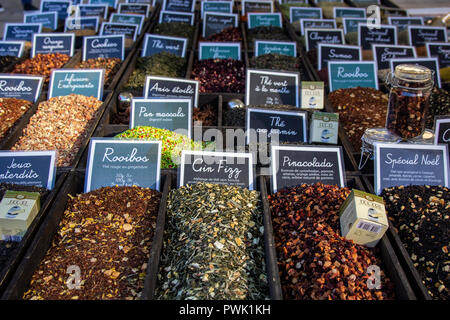 Les Halles Avignon ist die Stadt der überdachte Markt, der sich aus 40 Ständen mit hochwertigen regionalen Produkten: Obst, vegetabes, Kräutern und Gewürzen, Seife, oliv Stockfoto