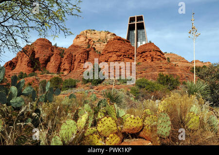 Im Jahr 1956 abgeschlossen, die Kapelle des Heiligen Kreuzes in Sedona, Arizona ist ein architektonisches Wahrzeichen unter den dramatischen rote Felsformationen in der Umgebung. Stockfoto