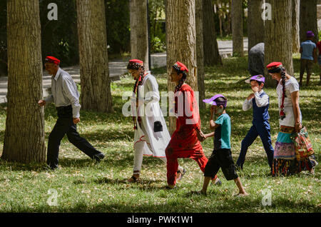 Pamiri Familie Fuß in den Park, Khorog, Tadschikistan Stockfoto