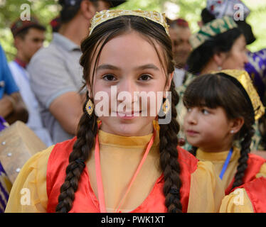 Junge Pamiri Mädchen auf dem Dach der Welt Festival, Khorog, Tadschikistan Stockfoto