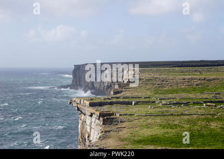 Schöne Sicht auf die Klippen auf Inis Mór (Inishmore) aus dem Inneren des alten Fort von Dún Aonghasa (Dun Aengus) in der Grafschaft Galway, Irland Stockfoto