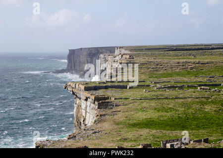 Schöne Sicht auf die Klippen auf Inis Mór (Inishmore) aus dem Inneren des alten Fort von Dún Aonghasa (Dun Aengus) in der Grafschaft Galway, Irland Stockfoto