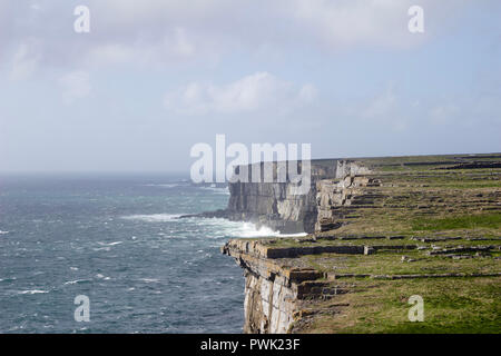 Schöne Sicht auf die Klippen auf Inis Mór (Inishmore) aus dem Inneren des alten Fort von Dún Aonghasa (Dun Aengus) in der Grafschaft Galway, Irland Stockfoto