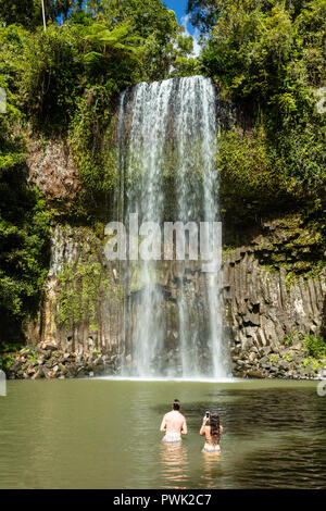 Millaa Millaa, Queensland, Australien. Leute genießen Millaa Millaa Millaa Millaa Wasserfälle in der nähe von Atherton Tablelands in Queeensland Stockfoto