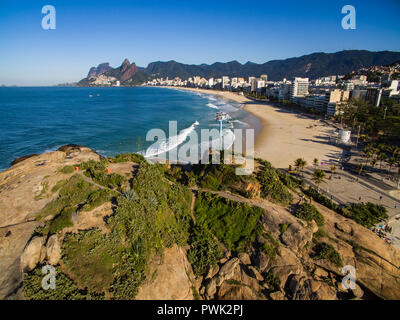 Schöner Panoramablick auf den Strand von Ipanema aus dem Felsen an Arpoador mit Rio de Janeiro skyline Brasilien. Stockfoto