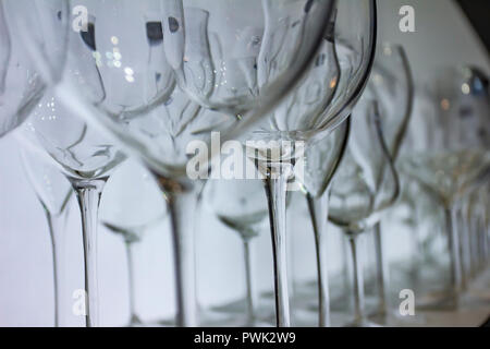 Leere Weingläser. Viel Wein Gläser in einer Reihe. Cups unterschiedliche Verbindungen Stockfoto