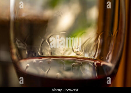 Rotweinbein im Glas. Stockfoto