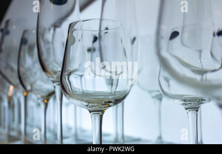 Leere Weingläser. Viel Wein Gläser in einer Reihe. Cups unterschiedliche Verbindungen Stockfoto
