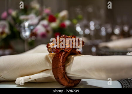 Leere Platte mit Serviette. Luxuriöse Hochzeitsfeier im Restaurant, stilvolles Dekor und wunderschönes Ambiente. Stilvolles Serviette Stockfoto