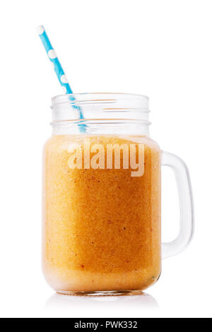 Smoothies im Glas von Peach gekocht, auf weißem Hintergrund Stockfoto
