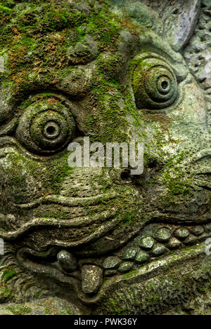 Balinesische Statue auf einem Tempel im Affenwald von Ubud, Stockfoto